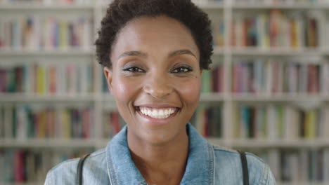 Retrato-Afroamericana-Estudiante-Sonriente-Estantería-Biblioteca-Universidad