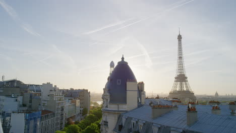 Blick-Auf-Den-Pariser-Eiffelturm,-Wunderschöner-Sonnenuntergang-über-Der-Romantischen-Französischen-Stadt-Auf-Dem-Balkon,-Reise-Urlaubskonzept-Pfanne