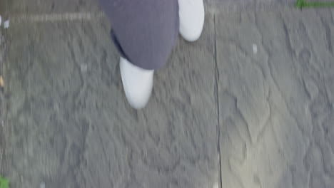Mujer-Caminando-Por-La-Acera-De-La-Ciudad-Con-Zapatos-Blancos-Paseando-Vista-Superior-Informal