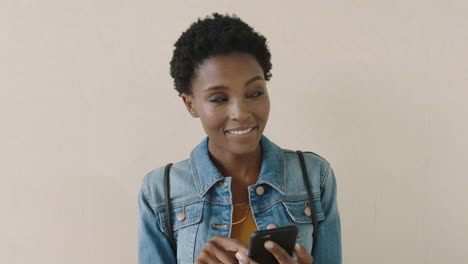 Porträt-Einer-Jungen-Afroamerikanischen-Frau,-Die-SMS-Schreibt-Und-Mit-Der-Smartphone-Social-Media-App-Surft-Und-Mobile-Kommunikation-Genießt