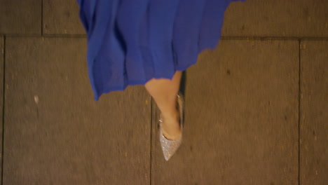 Mujer-Caminando-Por-La-Acera-Con-Un-Elegante-Vestido-De-Fiesta-Nocturno-Con-Elegantes-Zapatos-Brillantes-Paseando-Por-La-Vida-Nocturna-Urbana-De-La-Ciudad