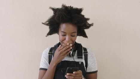 Alegre-Mujer-Afroamericana-Retrato-De-Una-Joven-De-Moda-Usando-Un-Teléfono-Inteligente