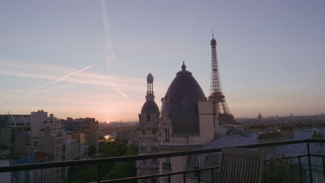 Blick-Auf-Den-Pariser-Eiffelturm,-Wunderschöner-Sonnenuntergang-über-Der-Romantischen-Französischen-Stadt-Auf-Dem-Balkon,-Reiseurlaubskonzept