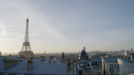 Blick-Auf-Den-Pariser-Eiffelturm,-Wunderschöner-Sonnenuntergang-über-Der-Romantischen-Skyline-Der-Französischen-Stadt-Auf-Dem-Balkon,-Reiseurlaubskonzept,-Kopierraum