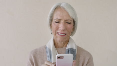 Retrato-De-Una-Anciana-Elegante-Comprando-En-Línea-Usando-El-Teléfono