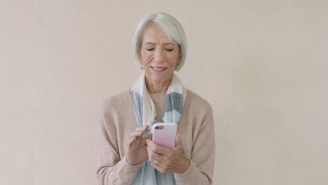 Porträt-Einer-Eleganten-älteren-Frau,-Die-Am-Telefon-In-Sozialen-Medien-Surft