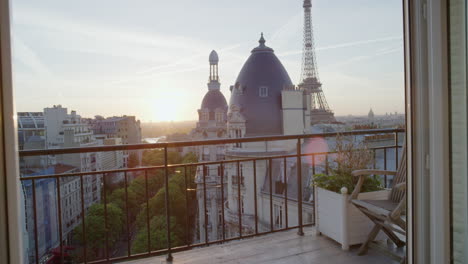 Blick-Auf-Den-Pariser-Eiffelturm,-Wunderschöner-Sonnenuntergang-über-Der-Romantischen-Französischen-Stadt-Auf-Dem-Luxusapartment-Balkon,-Reiseurlaubskonzept