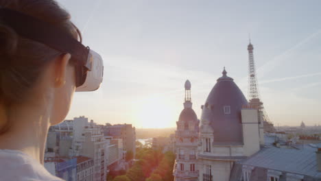 Frau-Nutzt-Virtual-Reality-Headset-Und-Genießt-Die-Erkundung-Des-Online-Cyberspace-Erlebnisses-Auf-Dem-Balkon-Im-Wunderschönen-Pariser-Sonnenuntergang-Aus-Nächster-Nähe