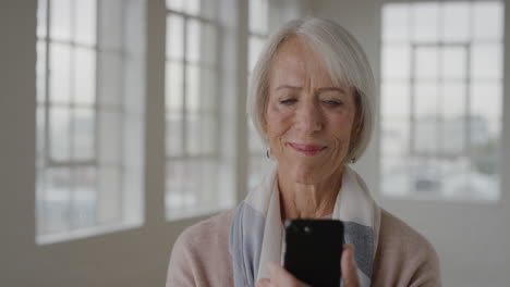 Porträt-Einer-Frau-Mittleren-Alters,-Die-Ihr-Smartphone-Nutzt,-Um-SMS-Zu-Schreiben,-Online-In-Sozialen-Medien-Zu-Surfen,-SMS-Zu-Senden-Und-Mobile-Technologie-Zu-Genießen