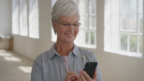 Porträt-Einer-Schönen-älteren-Frau,-Die-Ihr-Smartphone-Nutzt,-SMS-Schreibt-Und-Surft-Und-Dabei-Die-Online-Messaging-Technologie-Ihres-Mobiltelefons-Genießt,-Die-Den-Ruhestand-Plant