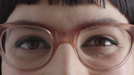Nahaufnahme-Einer-Jungen-Frau-Mit-Braunen-Augen,-Die-Lächelnd-Und-Glücklich-In-Die-Kamera-Blickt-Und-Eine-Stilvolle-Brille-Trägt.-Augenpflegekonzept