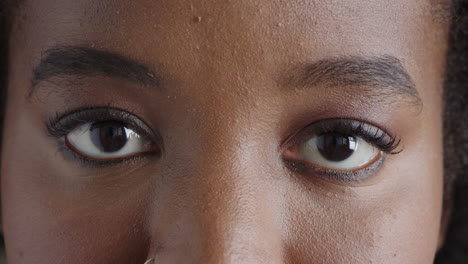 Nahaufnahme-Der-Augen-Einer-Afroamerikanischen-Frau,-Die-In-Die-Kamera-Schaut-Und-Make-up-Trägt.-Optische-Gesundheit