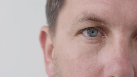 Mann,-Blaues-Auge,-Blick-In-Die-Kamera,-Blinkender-Pupillenfokus,-Nahaufnahme,-Weißer-Hintergrund
