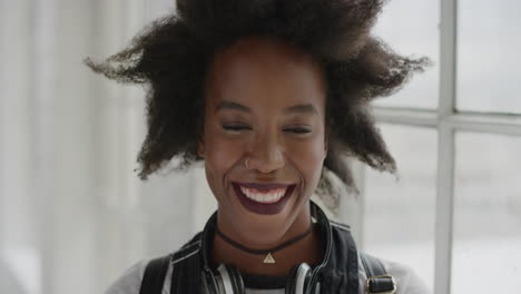 Porträt-Einer-Jungen,-Stilvollen-Schwarzen-Frau,-Die-Fröhlich-Lächelt-Und-Einen-Erfolgreichen-Lebensstil,-Eine-Positive,-Unabhängige-Afroamerikanische-Frau-Mit-Einer-Flippigen-Afro-Real-People-Serie-Genießt