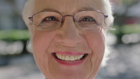 Nahaufnahme-Eines-Schönen-Porträts-Einer-Eleganten-älteren-Frau,-Die-Fröhlich-Lächelt-Und-Den-Lebensstil-Im-Ruhestand-Genießt