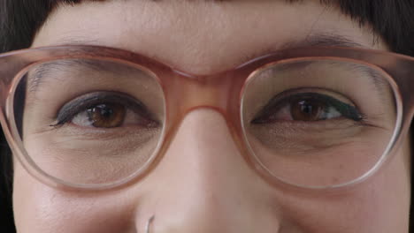 Nahaufnahme-Einer-Jungen-Frau-Mit-Braunen-Augen,-Die-Glücklich-Lächelt-Und-In-Die-Kamera-Blickt-Und-Eine-Stilvolle-Brille-Trägt.-Augenpflegekonzept