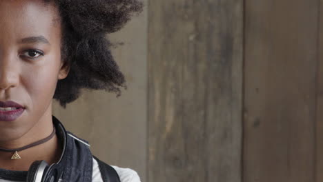 Clsoe-Up-Porträt-Einer-Unabhängigen-Jungen-Afroamerikanischen-Frau,-Die-Ernst-In-Die-Kamera-Blickt-Und-Einen-Kopienraum-Mit-Funky-Afro-Frisur-Trägt