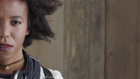 Clsoe-Up-Porträt-Einer-Unabhängigen-Jungen-Afroamerikanischen-Frau,-Die-Ernst-In-Die-Kamera-Blickt-Und-Eine-Flippige-Afro-Frisur-Trägt