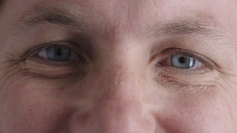 Cerrar-Hombre-Ojos-Azules-Mirando-Parpadeando-Feliz-Caucásico-Masculino-Vista-Saludable-Satisfacción