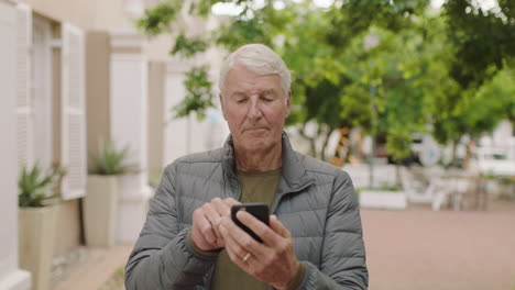 Porträt-Eines-älteren-Kaukasischen-Mannes,-Der-SMS-Schreibt-Und-Mit-Smartphone-Surft,-Nachdenkliches-Denken,-Mobile-Kommunikation-Im-Städtischen-Hintergrund