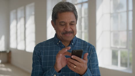 Retrato-De-Un-Hombre-Maduro-De-Raza-Mixta-Que-Usa-Tecnología-Móvil-Para-Teléfonos-Inteligentes-Y-Envía-Mensajes-De-Texto-Navegando-Por-Aplicaciones-De-Redes-Sociales-Disfrutando-De-Una-Conexión-Bancaria-En-Línea