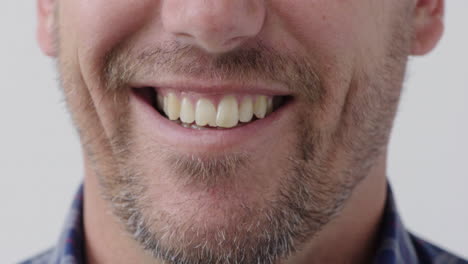 Kaukasischer-Mann,-Mund-Lächelnd,-Glückliche-Zähne,-Unrasierte-Gesichtsbehaarung,-Stoppeln,-Fröhlicher-Gesichtsausdruck,-Nahaufnahme,-Weißer-Hintergrund