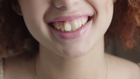 Nahaufnahme-Einer-Frau,-Die-Lippen-Lächelt,-Süß,-Glücklich-Und-Gesunde-Zähne-Zeigt,-Junger-Teenager