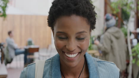 Porträt-Einer-Glücklichen-Afroamerikanischen-Frau,-Die-Fröhlich-Lacht-Und-In-Die-Kamera-Blickt.-Sie-Trägt-Eine-Jeansjacke-Und-Genießt-Den-Entspannten-Urbanen-Studentenlebensstil