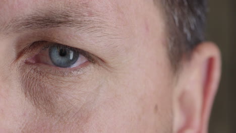 Männliches-Blaues-Auge,-Das-In-Die-Kamera-Schaut-Und-Den-Pupillenfokus-Aus-Nächster-Nähe-Blinzelt