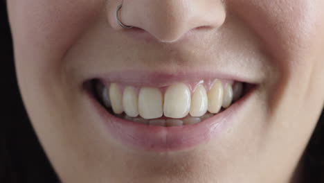 Nahaufnahme-Einer-Jungen-Kaukasischen-Frau,-Deren-Mund-Glücklich-Lächelt-Und-Zähne-Zeigt,-Weiche,-Gesunde-Lippen,-Perfekte-Haut
