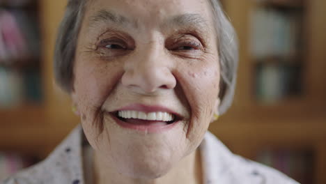 Primer-Plano-Retrato-De-Una-Alegre-Anciana-Sonriendo-Feliz-Disfrutando-De-Una-Jubilación-Relajada