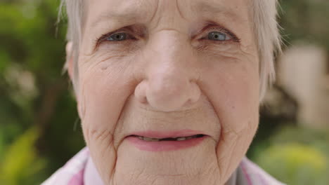 Close-Up-Retrato-De-Una-Anciana-Mirando-A-La-Cámara-Sonriendo-Felices-Ojos-Azules