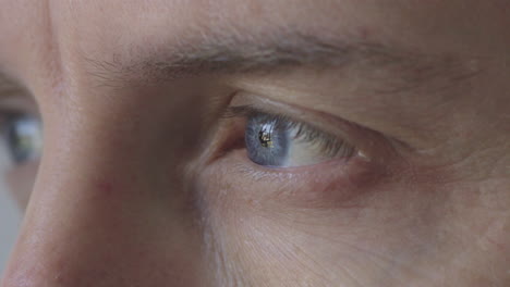Cerrar-Hombre-Ojos-Azules-Mirando-Pensativo-Contemplativo-Mirando-Belleza-óptica-Natural