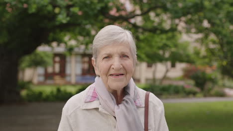 Porträt-Einer-älteren-Kaukasischen-Frau,-Die-Glücklich-In-Die-Kamera-Lächelt-Und-Einen-Sonnigen-Tag-Im-Park-Genießt