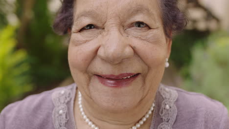 Primer-Plano-Retrato-De-Una-Hermosa-Anciana-Mirando-Sonriendo-A-La-Cámara-Usando-Un-Collar-De-Perlas
