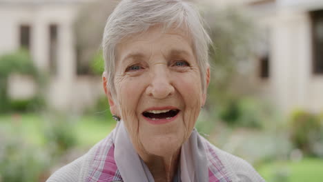 Nahaufnahme-Eines-Porträts-Einer-älteren-Kaukasischen-Frau,-Die-Glücklich-Lacht-Und-In-Die-Kamera-Blickt-Und-Einen-Sonnigen-Tag-Im-Park-Genießt