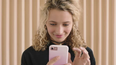 Zeitlupenporträt-Einer-Süßen-Jungen-Blonden-Frau,-Die-Lächelt-Und-Das-Surfen-Per-SMS-Mithilfe-Der-Smartphone-Social-Media-Technologie-Genießt