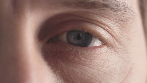 Nahaufnahme-Eines-Männlichen-Blauen-Auges,-Das-Blinkt-Und-Auf-Den-Pupillenfokus-Der-Kamera-Blickt