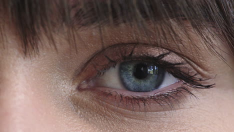Nahaufnahme-Einer-Frau-Mit-Blauen-Augen,-Die-Sich-öffnet-Und-In-Die-Kamera-Schaut,-Make-up-Kosmetik