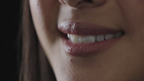 Nahaufnahme-Einer-Frau-Mit-Lächelndem-Mund,-Fröhlichen,-Glänzenden-Lippen,-Gesundem-Zahnkonzept-Auf-Schwarzem-Hintergrund