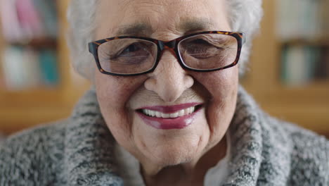 Nahaufnahme-Eines-Porträts-Einer-Schönen-älteren-Frau,-Die-Mit-Brille-Lachend-Und-Glücklich-In-Die-Kamera-Schaut