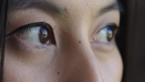 Nahaufnahme-Der-Augen-Einer-Jungen-Frau,-Die-Nachdenklich-Und-Kontemplativ-über-Die-Iris-Blickt