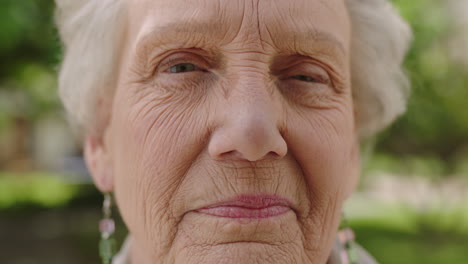 Close-Up-Retrato-De-Una-Anciana-Confiada-Sonriendo-Mirando-A-La-Cámara