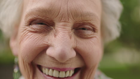 Nahaufnahme-Eines-Porträts-Einer-Selbstbewussten-älteren-Frau,-Die-Lachend-In-Die-Kamera-Blickt