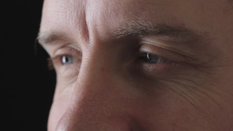 Nahaufnahme-Eines-Mannes-Mit-Blauen-Augen,-Der-Schmerzhaft-Aussieht,-Verletzte-Augenschmerzen,-Isoliert-Auf-Schwarzem-Hintergrund