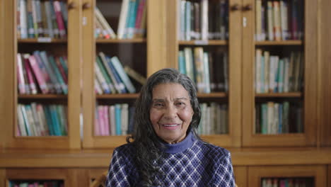 Porträt-Einer-Glücklichen-älteren-Indischen-Frau-In-Der-Bibliothek,-Die-Fröhlich-Lacht-Und-Einen-Entspannten-Ruhestand-Genießt