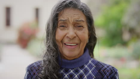 Retrato-De-Una-Hermosa-Anciana-India-Riendo-Alegre-Disfrutando-De-Un-Feliz-Estilo-De-Vida-Jubilado