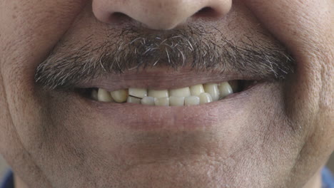 Nahaufnahme-Eines-Hispanischen-Mannes-Mit-Lächelndem-Mund,-Glücklichen-Zähnen-Und-Schnurrbart-Im-Gesicht