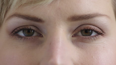 Nahaufnahme-Der-Augen-Einer-Schönen-Frau,-Die-In-Die-Kamera-Blickt-Und-Die-Perfekte-Weibliche-Schönheit-Blinzelt