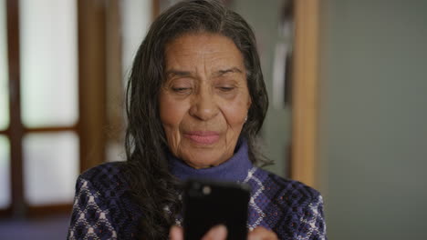 Porträt-Einer-älteren-Indischen-Frau,-Die-Ihr-Smartphone-Nutzt,-SMS-Schreibt,-Auf-Mobiltelefontechnologie-Surft-Und-SMS-Nachrichten-Sendet-Und-Elektronische-Kommunikation-Genießt